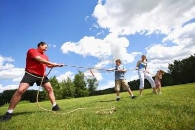 tiro-alla-fune-tra-papa-e-bambini tiro-alla-fune-tra-papa-e-bambini